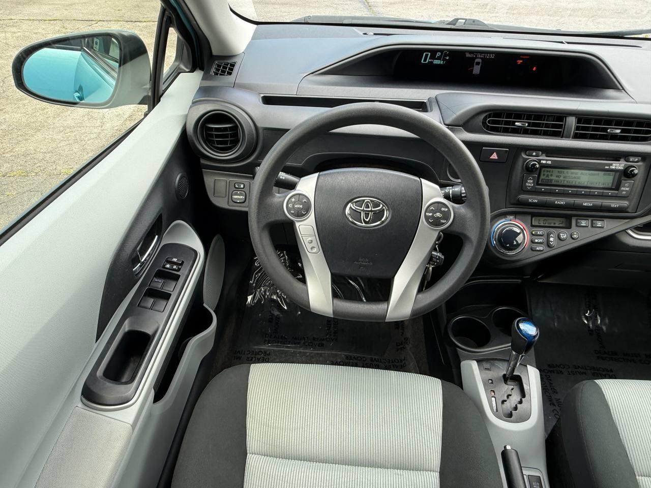 Toyota Prius c Four 2014
