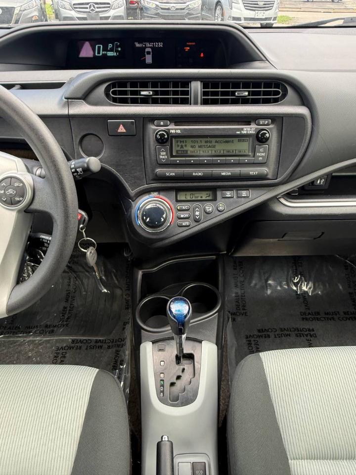 Toyota Prius c Four 2014