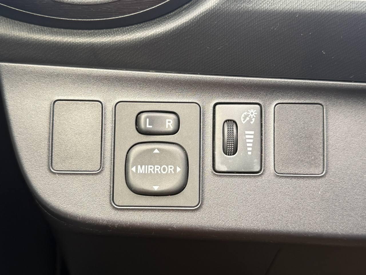 Toyota Prius c Four 2014