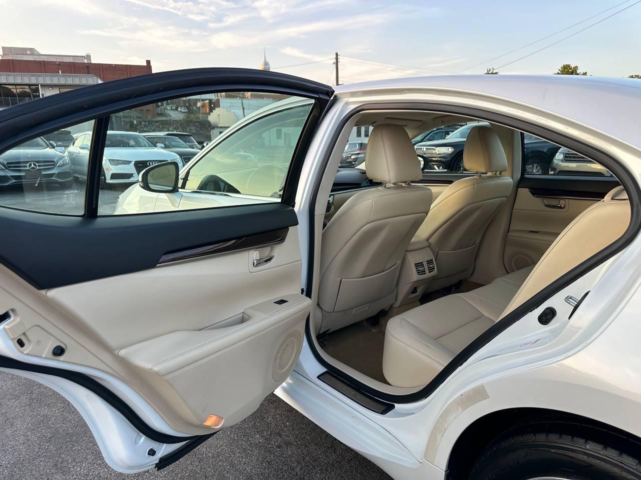 Lexus ES 350 Sedan 2013