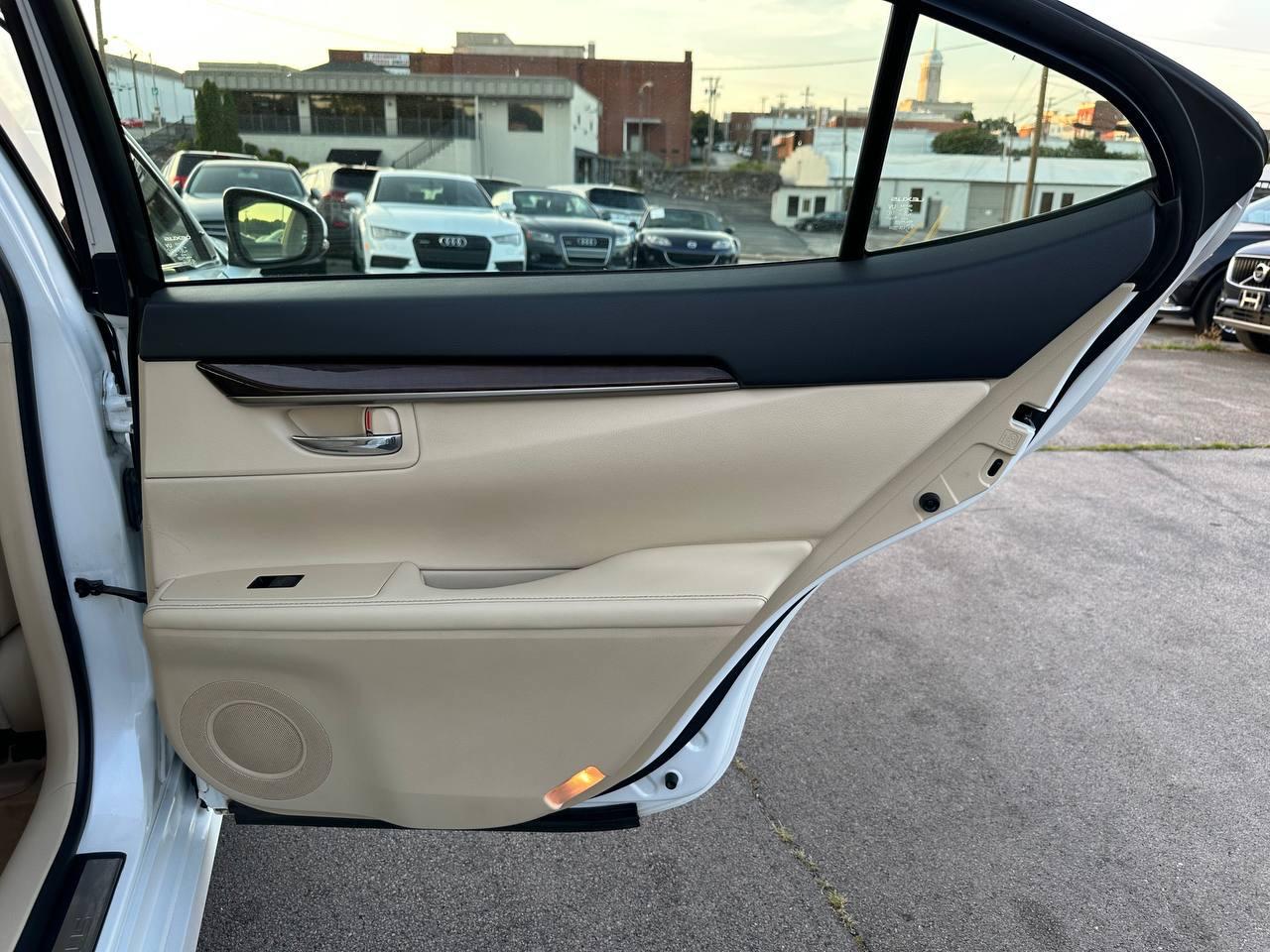 Lexus ES 350 Sedan 2013