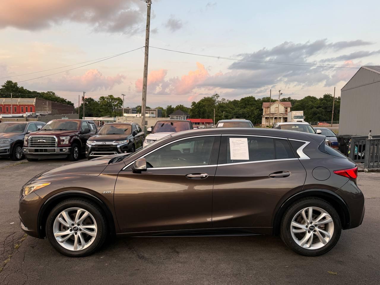 Infiniti QX30 Base 2017