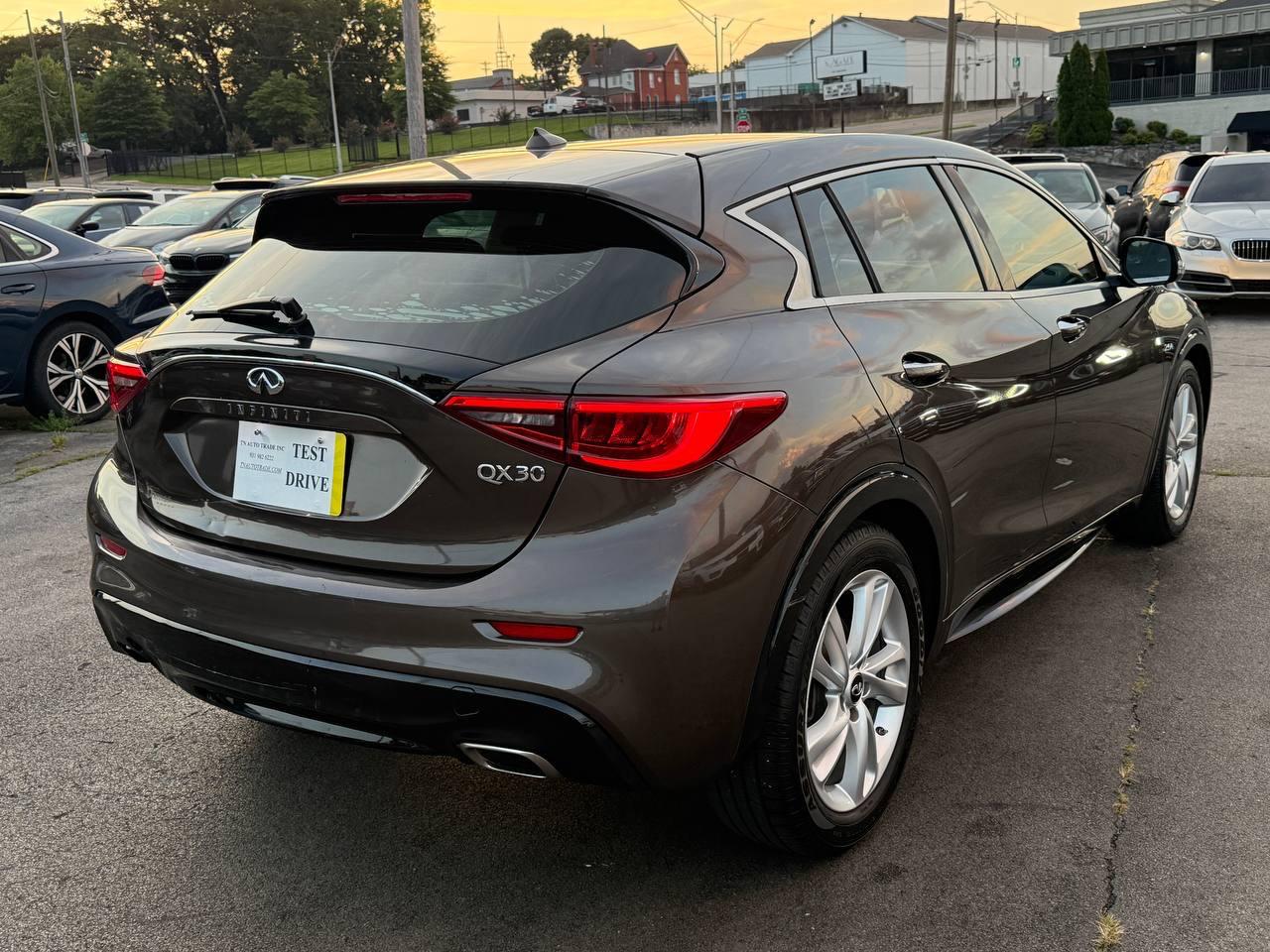 Infiniti QX30 Base 2017