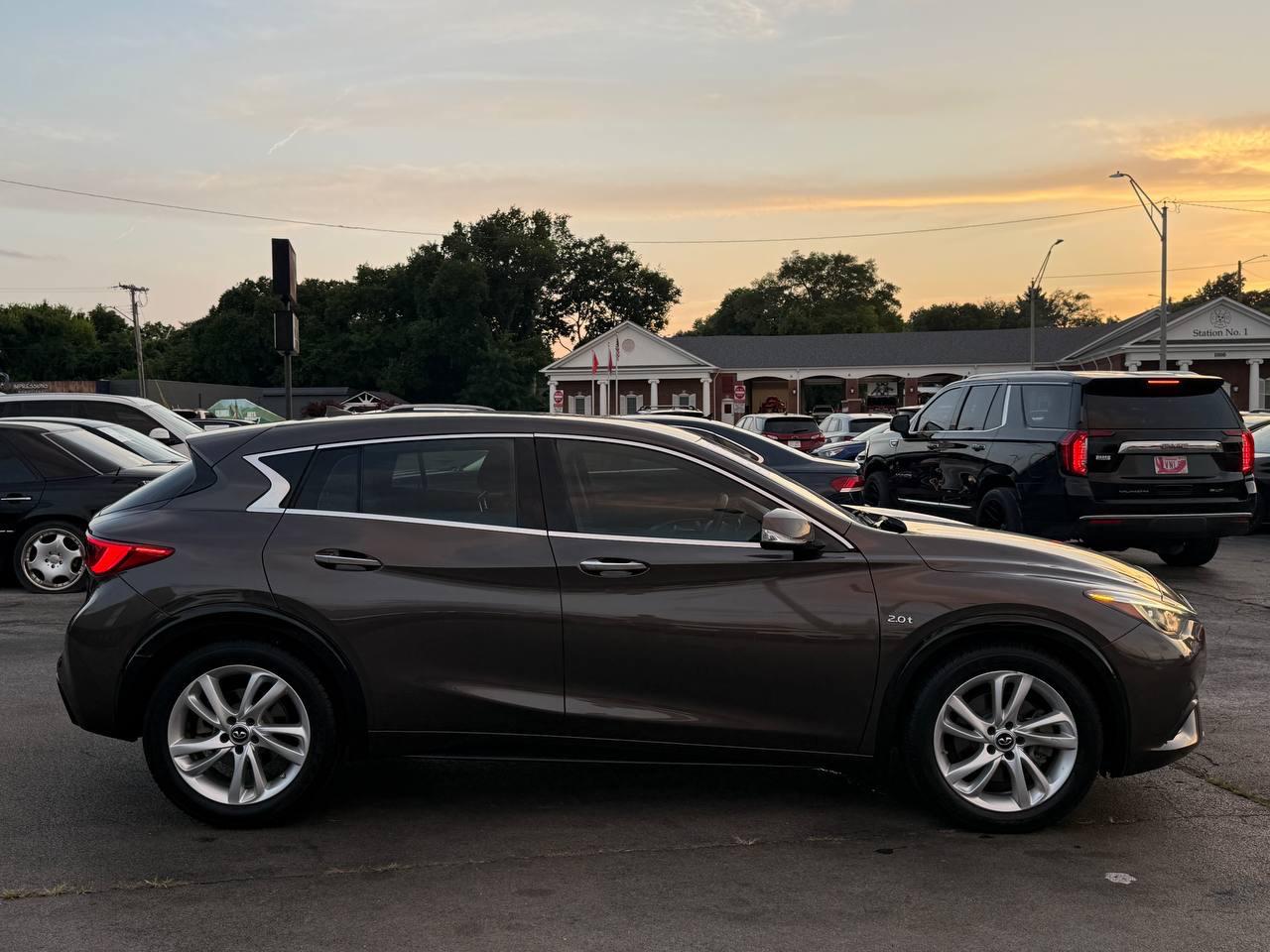 Infiniti QX30 Base 2017