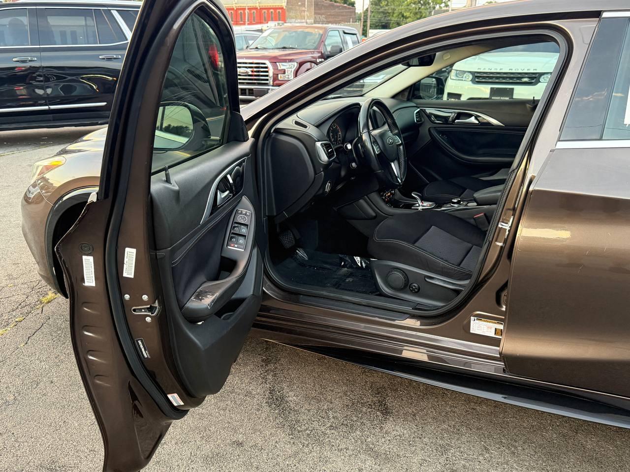 Infiniti QX30 Base 2017