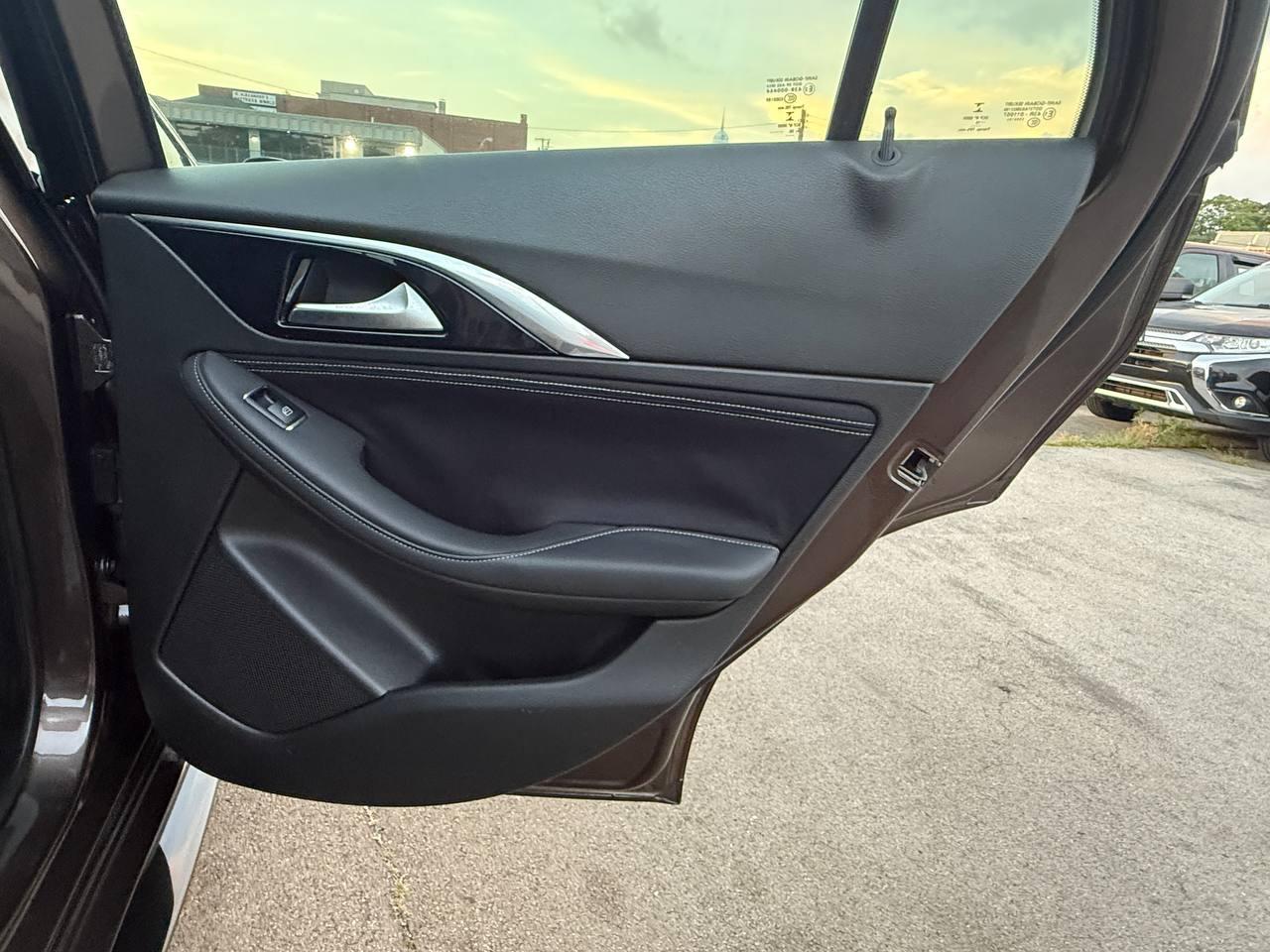 Infiniti QX30 Base 2017