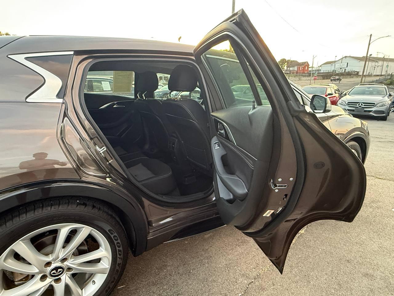 Infiniti QX30 Base 2017