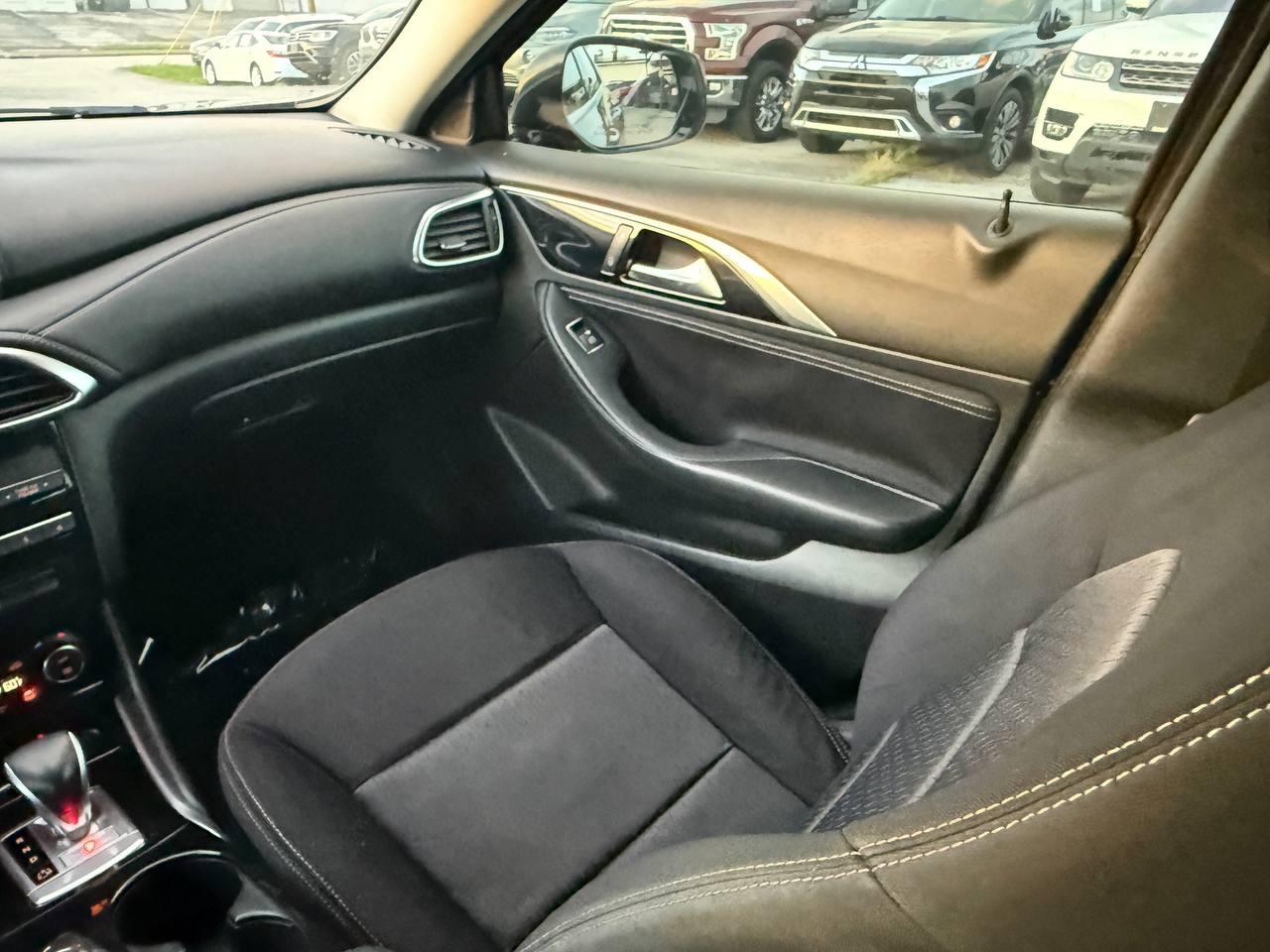 Infiniti QX30 Base 2017