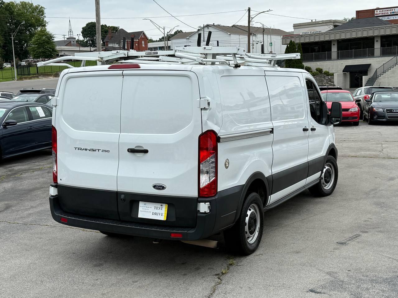 Ford Transit 250 Van Low Roof w/Sliding Pass. 130-in. WB 2020