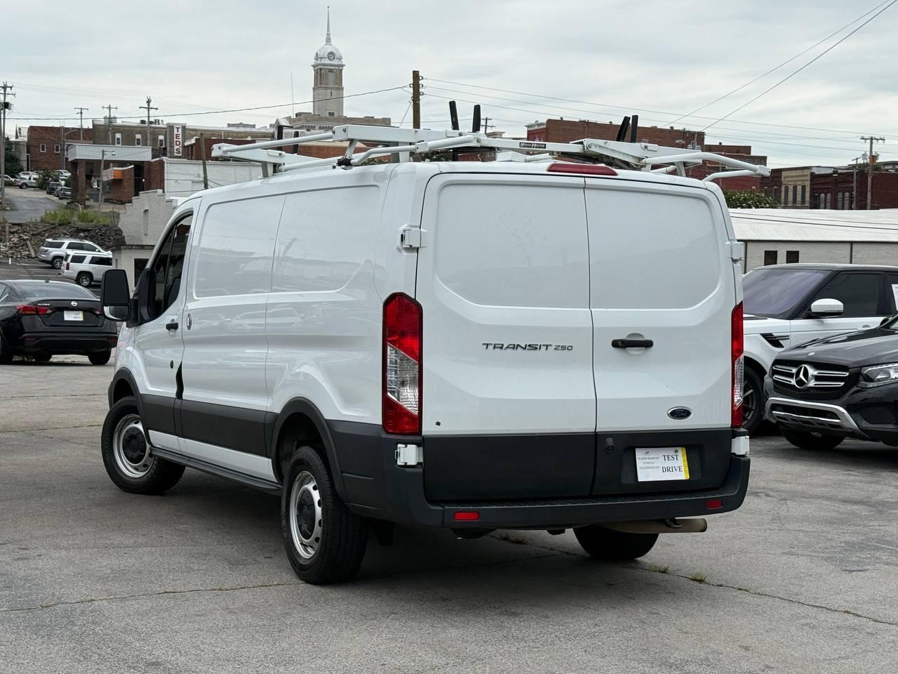 Ford Transit 250 Van Low Roof w/Sliding Pass. 130-in. WB 2020