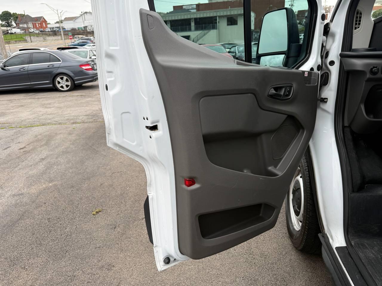 Ford Transit 250 Van Low Roof w/Sliding Pass. 130-in. WB 2020