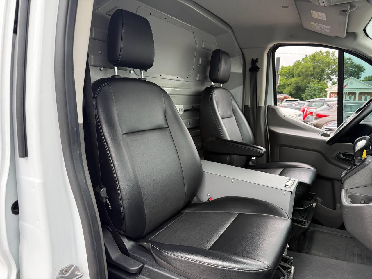 Ford Transit 250 Van Low Roof w/Sliding Pass. 130-in. WB 2020