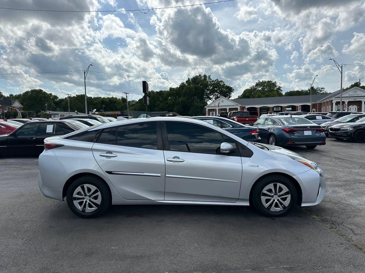 Toyota Prius Two 2016