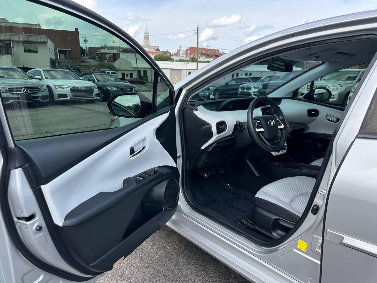 Toyota Prius Two 2016