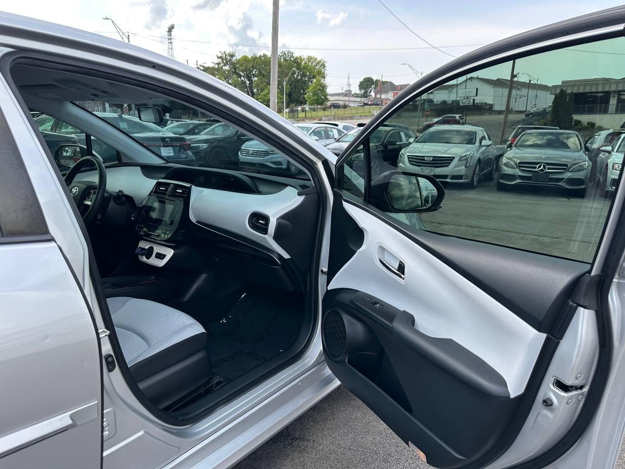 Toyota Prius Two 2016