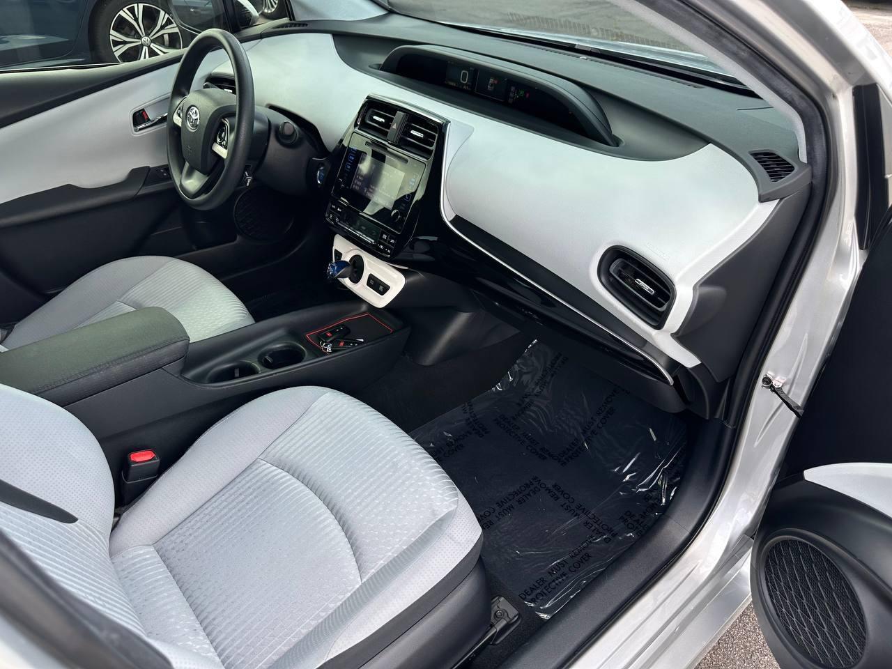 Toyota Prius Two 2016