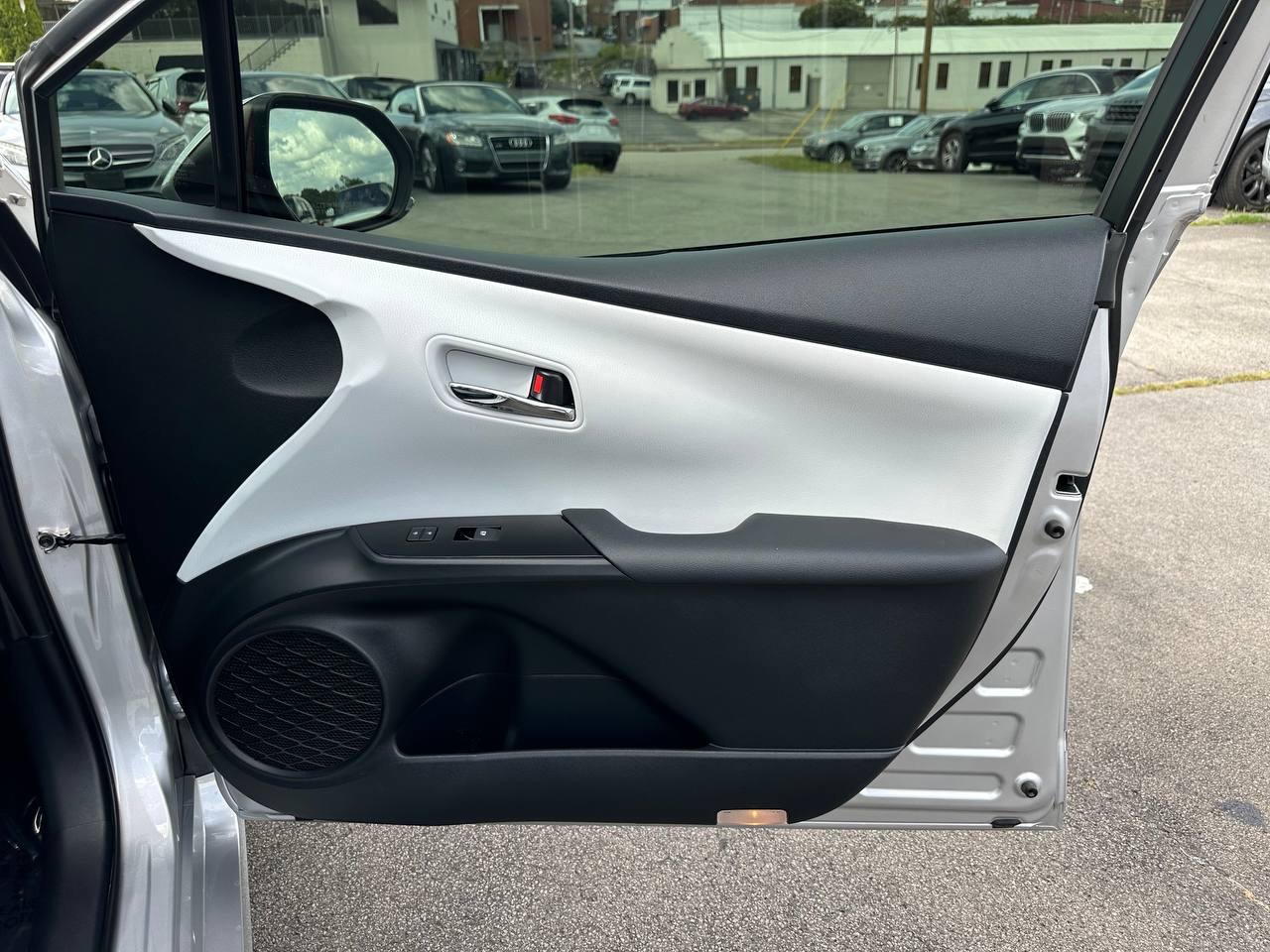 Toyota Prius Two 2016