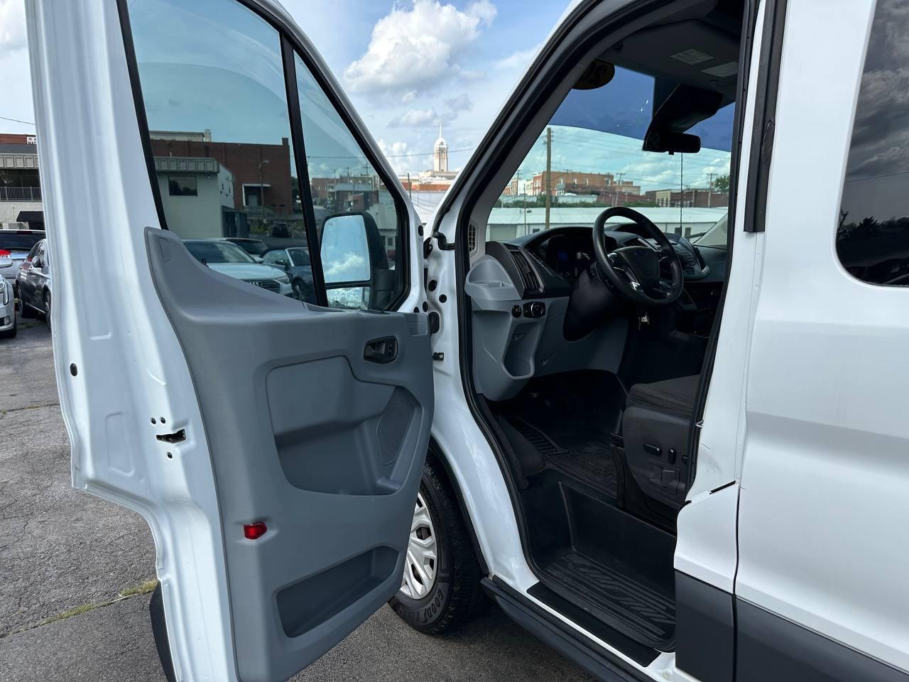 Ford Transit 150 Wagon Med. Roof XL w/Sliding Pass. 130-in. WB 2015