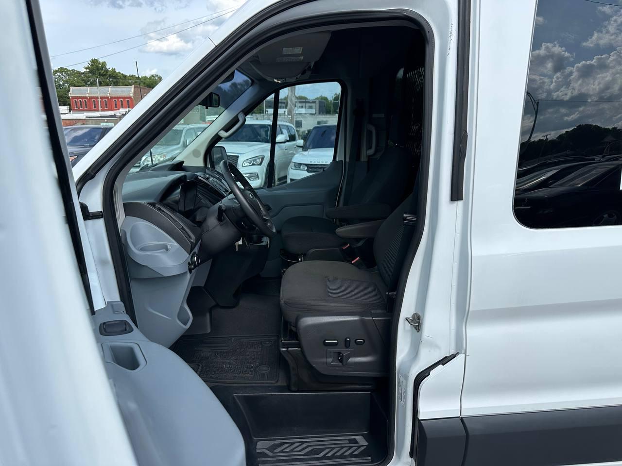 Ford Transit 150 Wagon Med. Roof XL w/Sliding Pass. 130-in. WB 2015