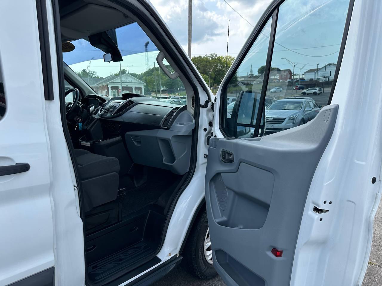 Ford Transit 150 Wagon Med. Roof XL w/Sliding Pass. 130-in. WB 2015