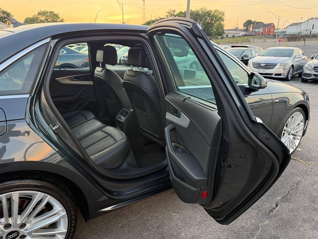 Audi A4 2.0T Prestige quattro Sedan 2017