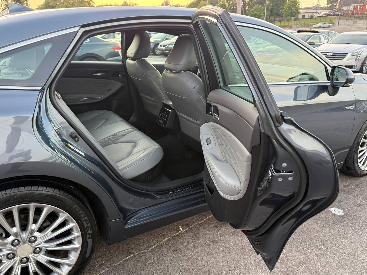 Toyota Avalon Hybrid Limited 2019