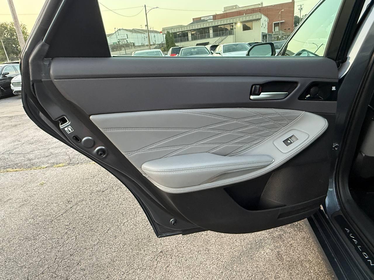 Toyota Avalon Hybrid Limited 2019