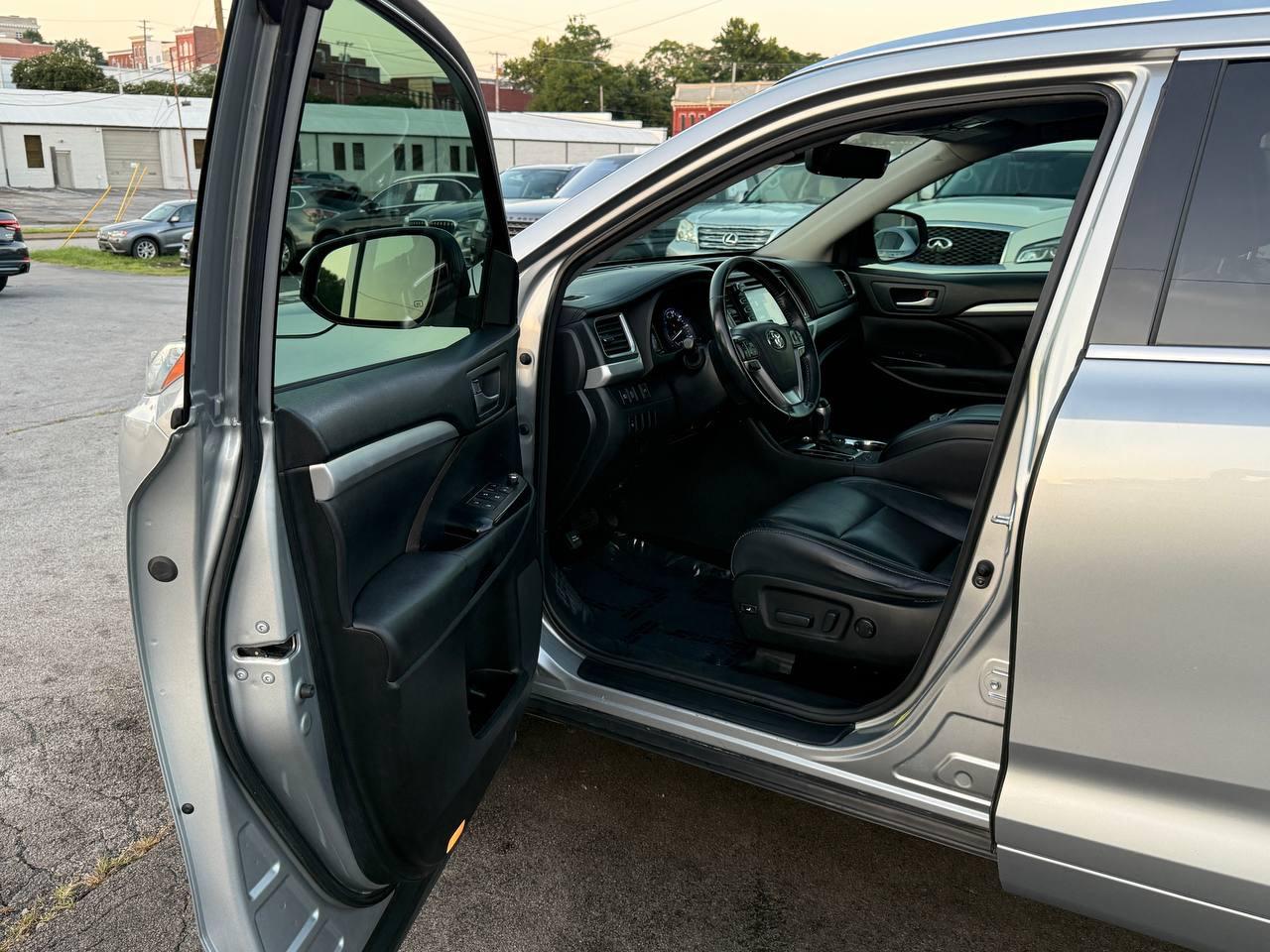 Toyota Highlander XLE AWD V6 2017