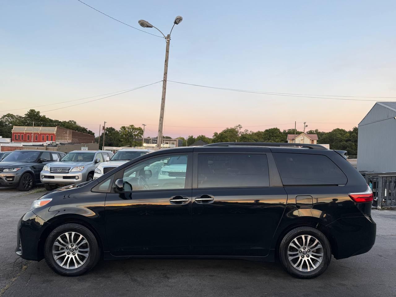 Toyota Sienna Limited Premium 7-Passenger 2019