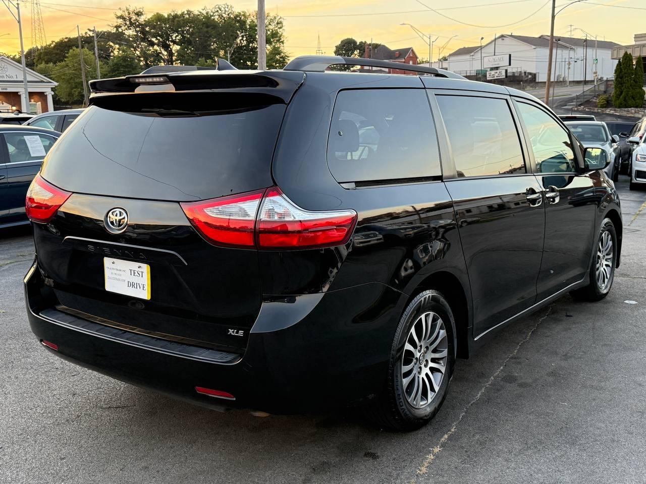 Toyota Sienna Limited Premium 7-Passenger 2019