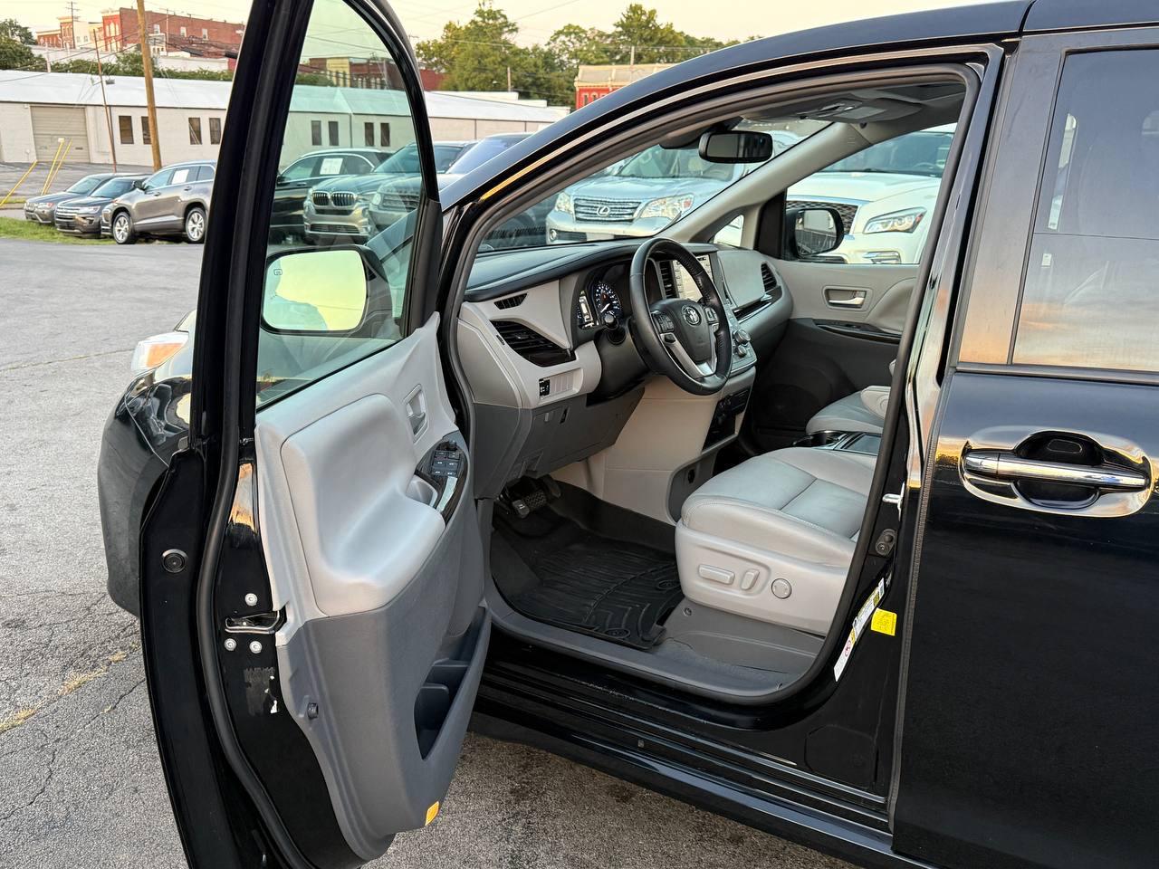 Toyota Sienna Limited Premium 7-Passenger 2019