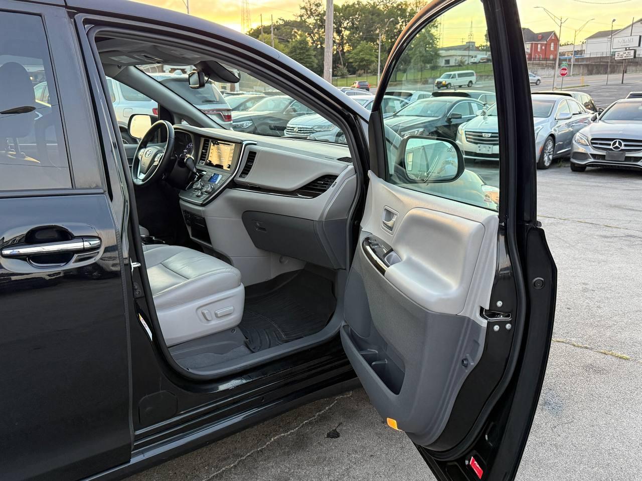 Toyota Sienna Limited Premium 7-Passenger 2019