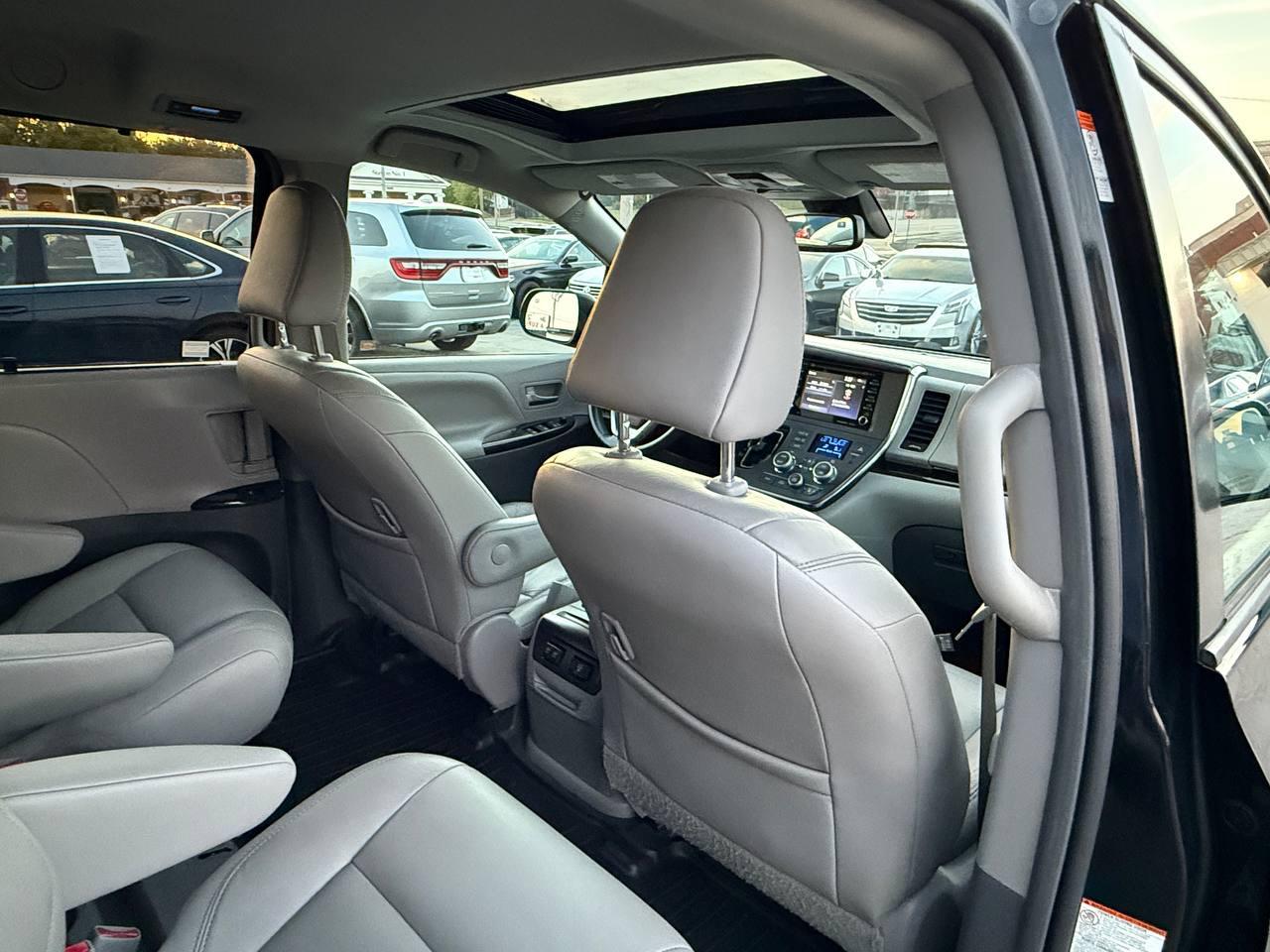 Toyota Sienna Limited Premium 7-Passenger 2019