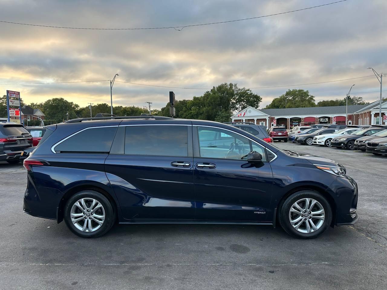 Toyota Sienna XSE 7-Passenger AWD 2021