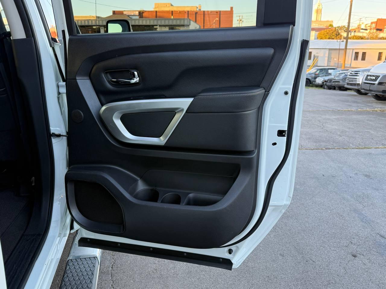 Nissan Titan XD SL 4WD Diesel 2016