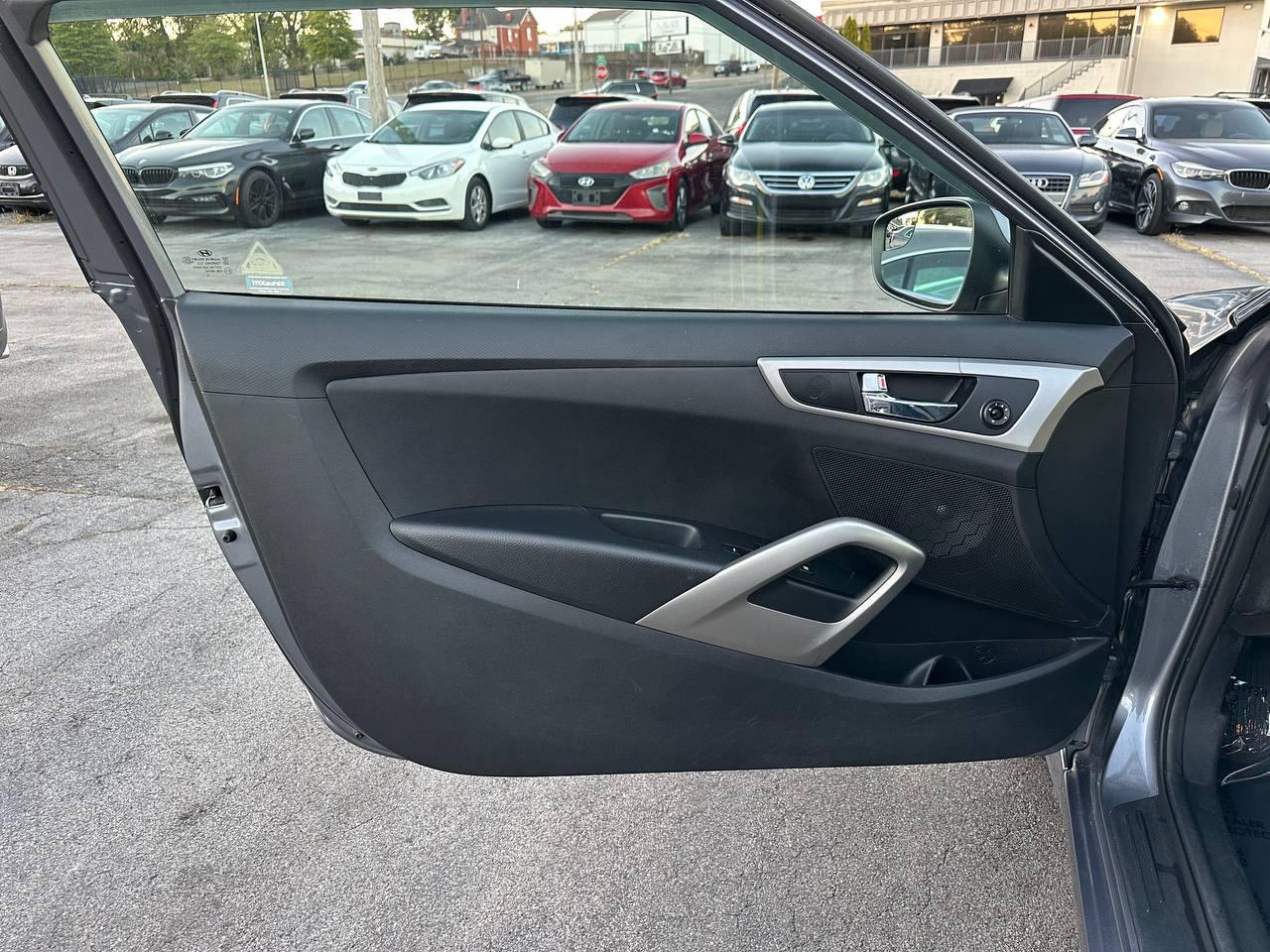 Hyundai Veloster Base 6AT 2016