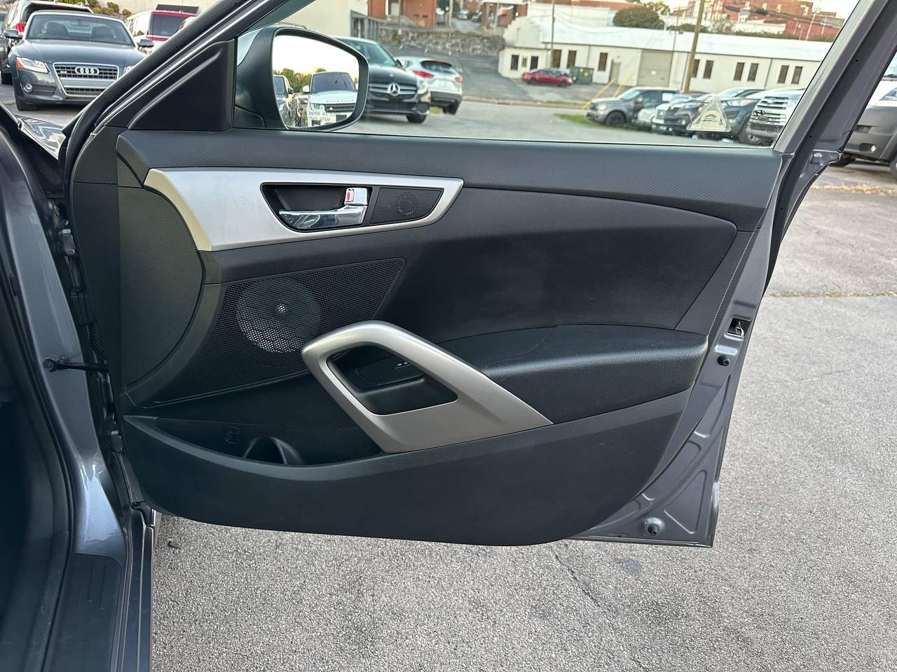Hyundai Veloster Base 6AT 2016