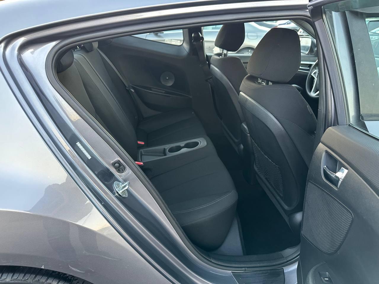Hyundai Veloster Base 6AT 2016