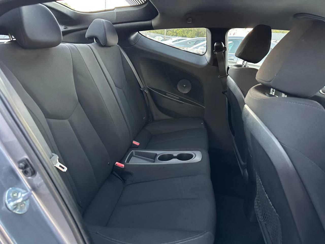Hyundai Veloster Base 6AT 2016
