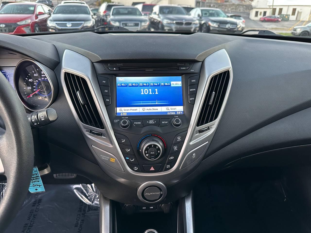 Hyundai Veloster Base 6AT 2016