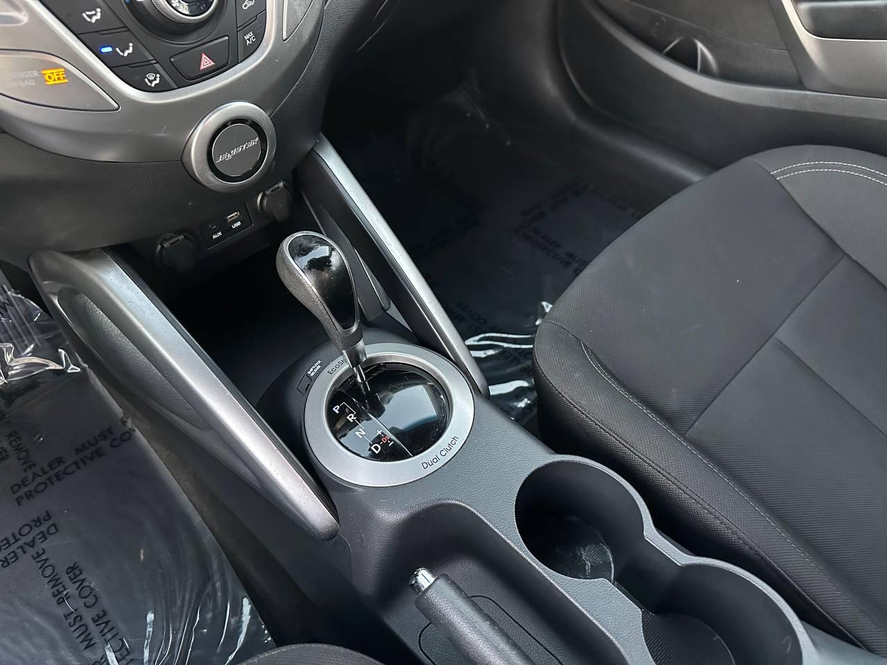 Hyundai Veloster Base 6AT 2016
