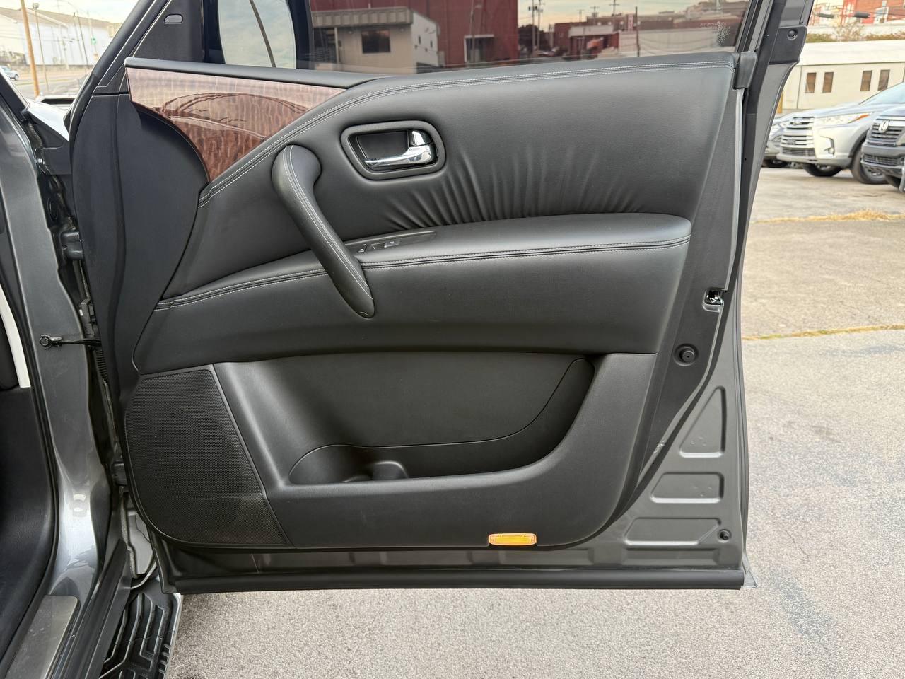 Nissan Armada Platinum AWD 2017