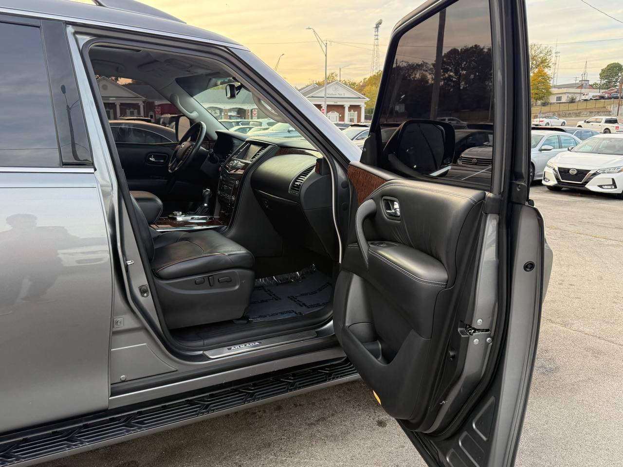 Nissan Armada Platinum AWD 2017