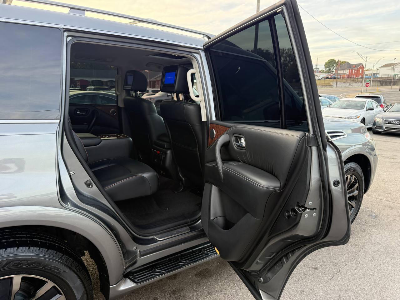 Nissan Armada Platinum AWD 2017