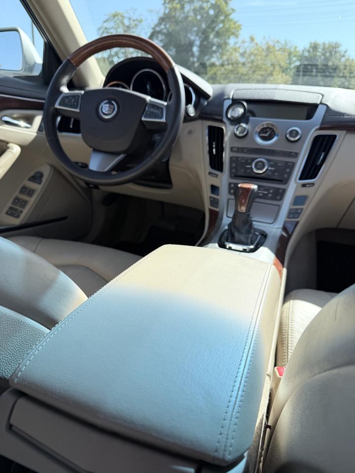 Cadillac CTS Sedan 4dr Sdn 3.0L Luxury RWD 2011