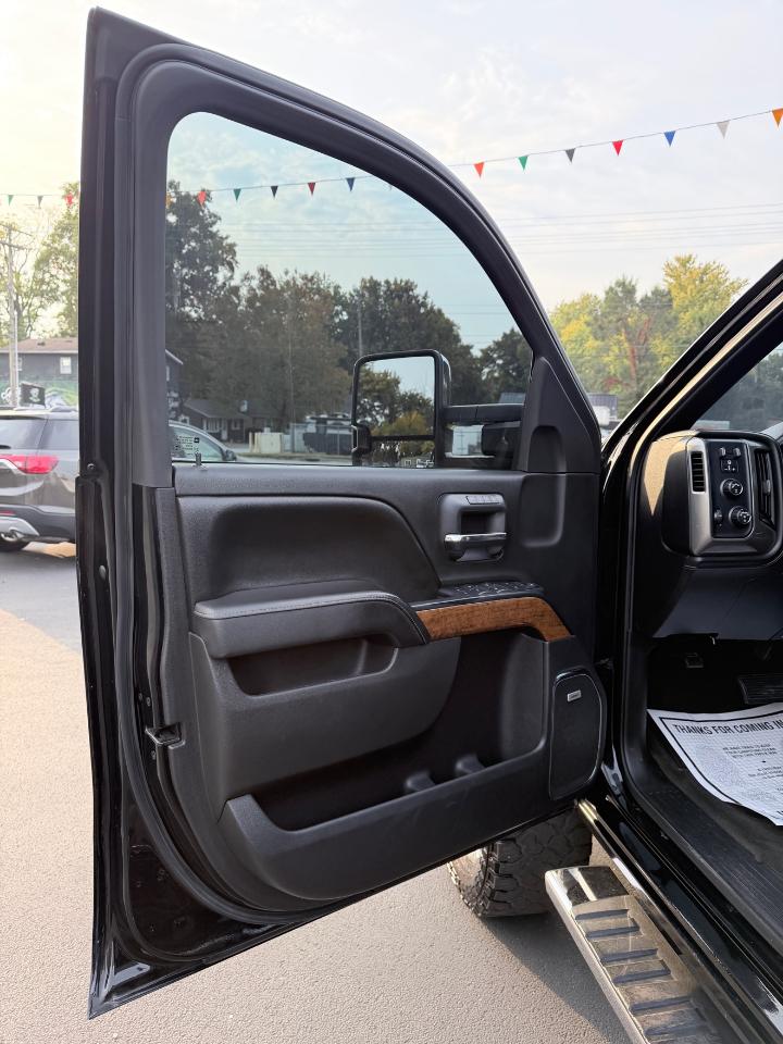 Chevrolet Silverado 1500 4WD Crew Cab 143.5" High Country 2017