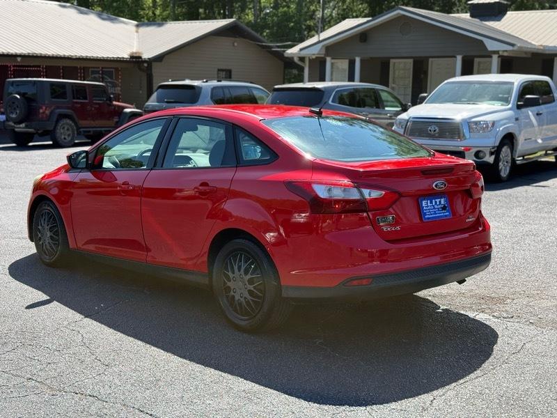Ford Focus SE 2012
