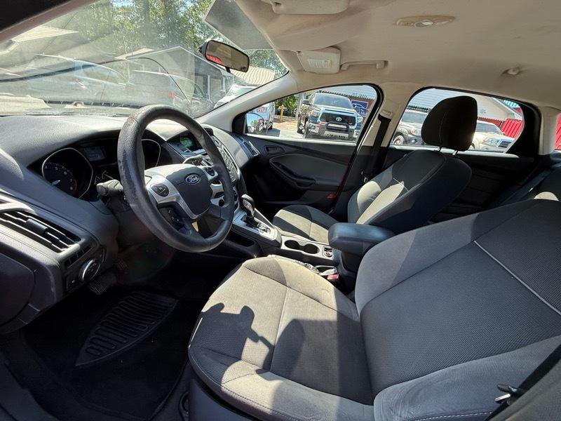 Ford Focus SE 2012