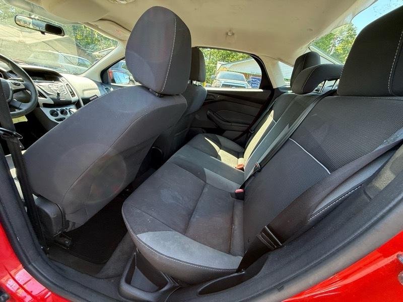 Ford Focus SE 2012