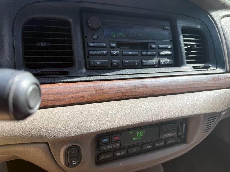 Ford Crown Victoria  2004